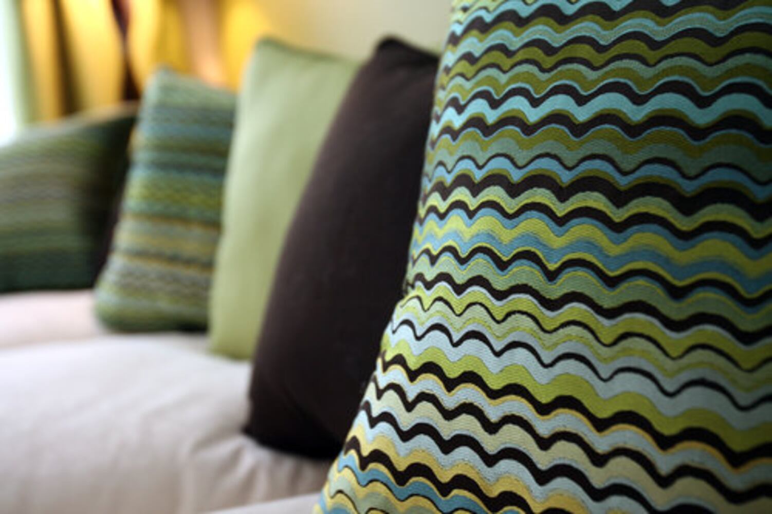 Designers face-off in $10,000 decorating challenge