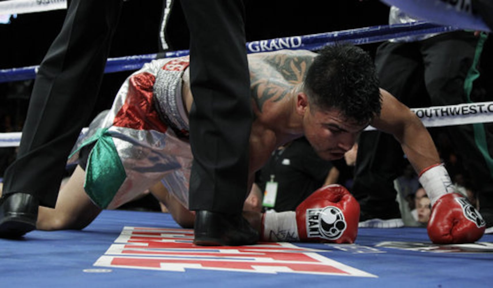 Mayweather knocks out Ortiz for WBC welterweight title
