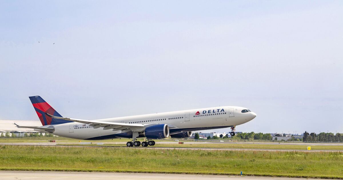Atlanta-bound Delta plane engine catches fire, passengers evacuated on ...