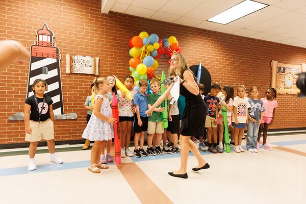 A third grade class prepares to pose for a group photo on the first day of class at Pickett’s Mill Elementary School in Acworth earlier this month. (Estela Muñoz/AJC)
