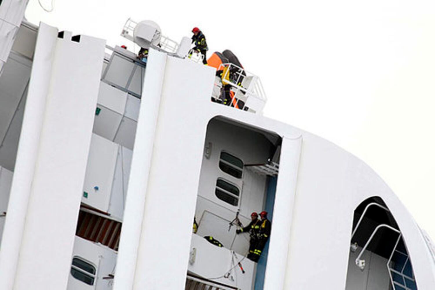 Luxury cruise ship capsizes in Italy