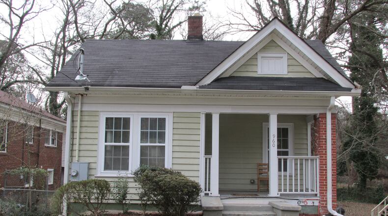 A couple says phone tracking software like "Find my iPhone" leads dozens of people to this Atlanta home.