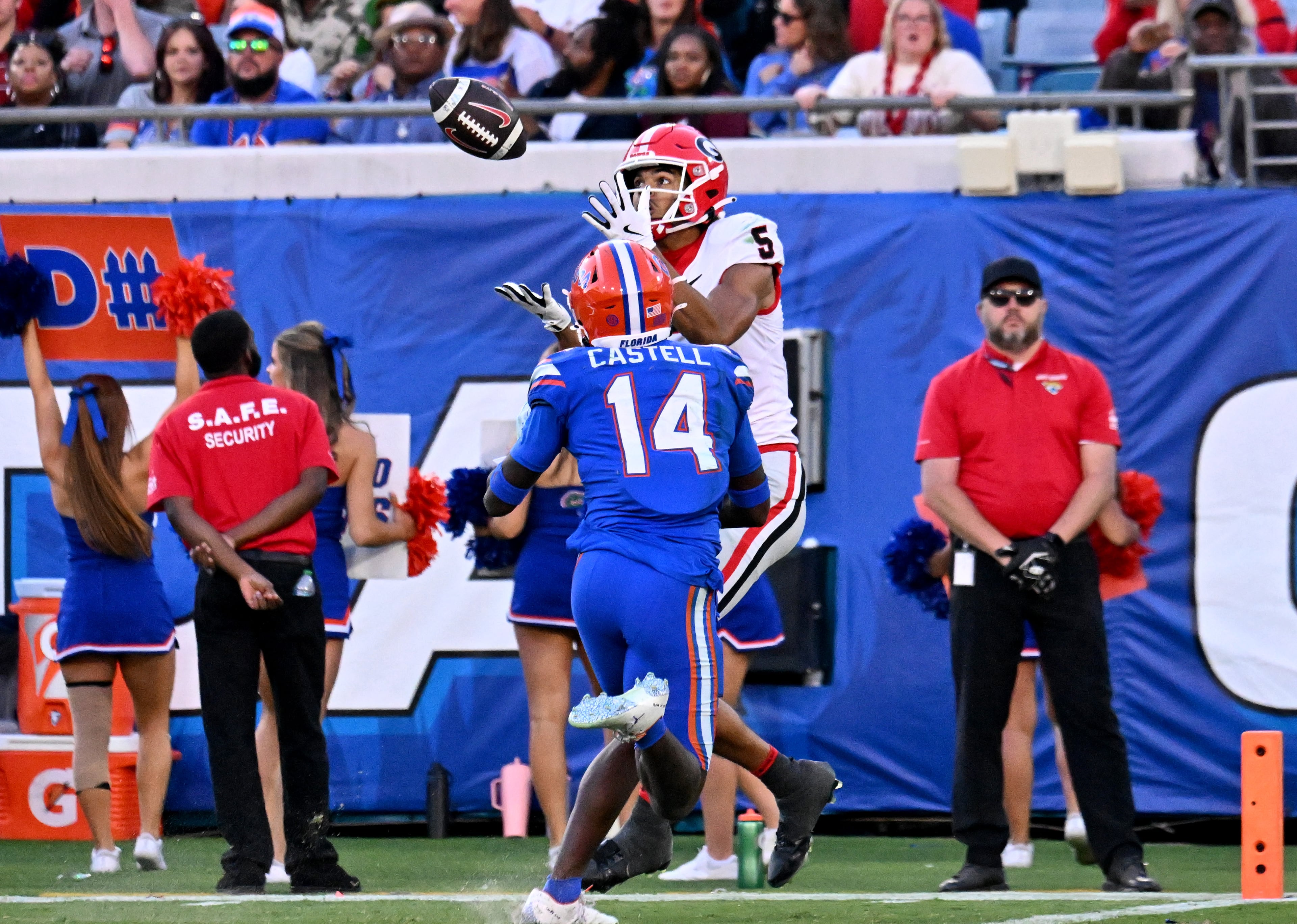 Georgia wide receiver Noah Thomas (5) catches a touchdown pass over Florida safety Jordan Castell (14) during the second half in an NCAA football game, Saturday, November 1, 2025, Jacksonville, Fla. Georgia won 24-20 over Florida. (Hyosub Shin / AJC)