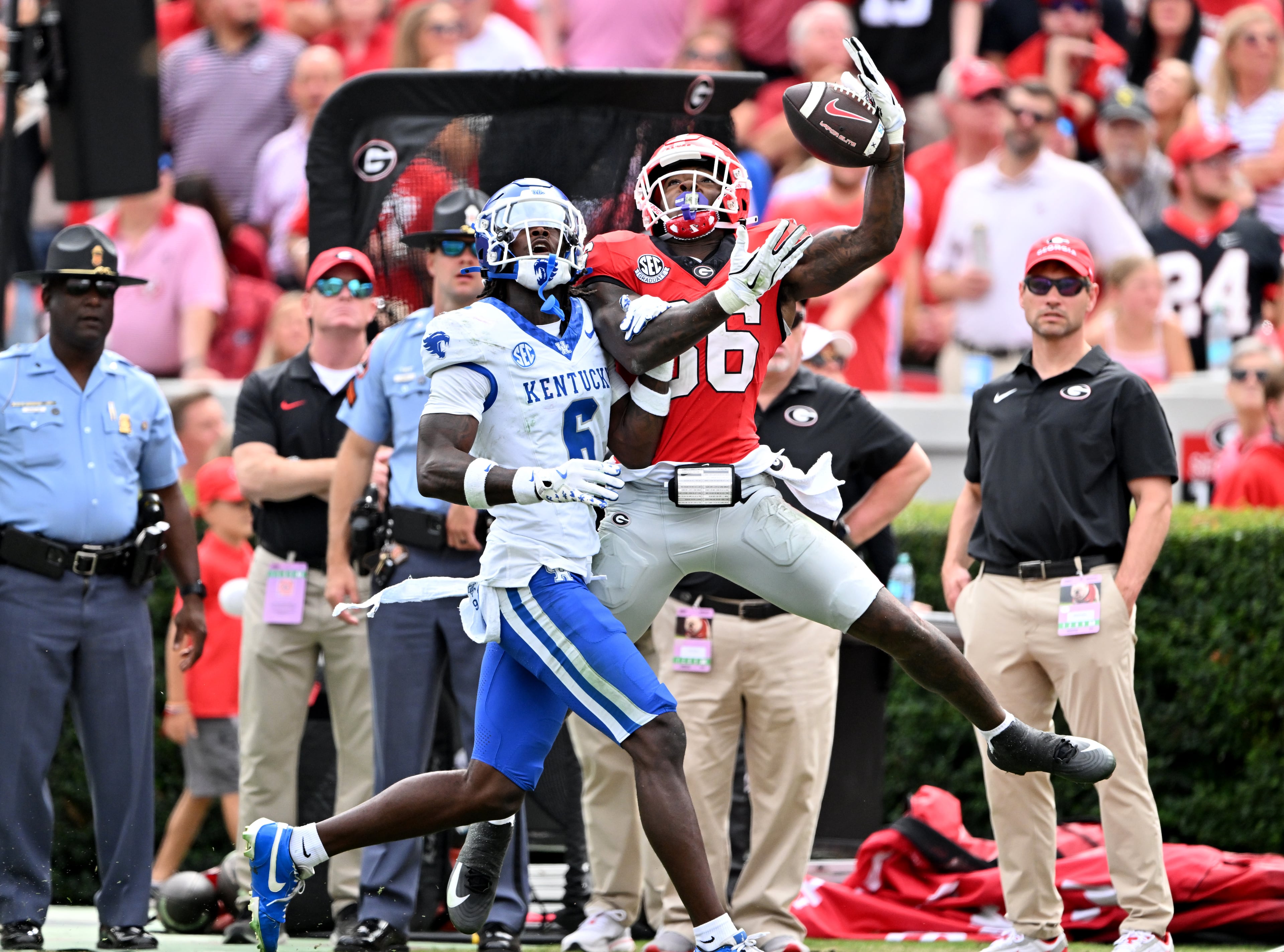 Georgia wide receiver Dillon Bell (86) makes a catch over Kentucky defensive back Jq Hardaway (6) during the second half in a NCAA college football game at Sanford Stadium, Saturday, October 4, 2025, in Athens. Georgia won 35 -14 over Kentucky. (Hyosub Shin / AJC)