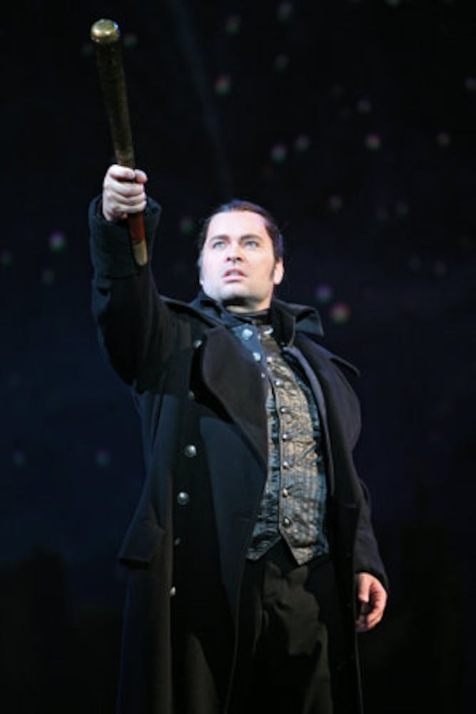 Former Bulldog leads 'Les Miserables' at Fox Theatre