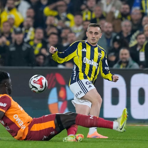Fenerbahce's Kerem Akturkoglu, right, fights for the ball with Galatasaray's Davinson Sanchez during a Turkish Super Lig soccer match between Fenerbahce and Galatasaray, in Istanbul, Turkey, Monday, Dec. 1, 2025. (AP Photo/Khalil Hamra)