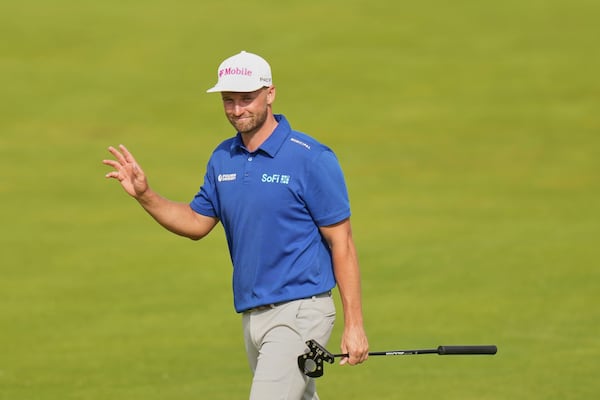 Wyndham Clark of the United States acknowledges the crowd as he walks onto the 18th green during the final round of the British Open golf championship at the Royal Portrush Golf Club, Northern Ireland, Sunday, July 20, 2025. (AP Photo/Francisco Seco)