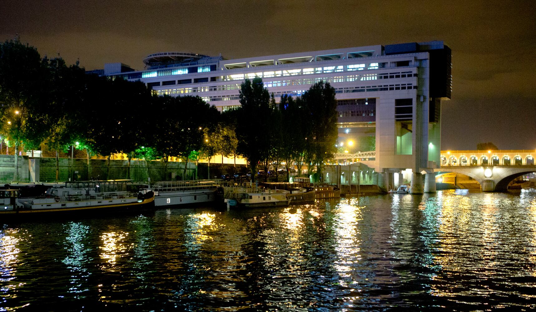 Images of famous landmarks along the Seine River