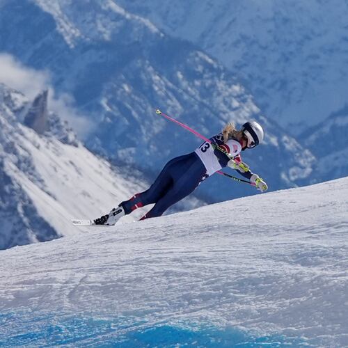 United States' Lindsey Vonn crashes during an alpine ski women's downhill race, at the 2026 Winter Olympics, in Cortina d'Ampezzo, Italy, Sunday, Feb. 8, 2026. (AP Photo/Jacquelyn Martin)