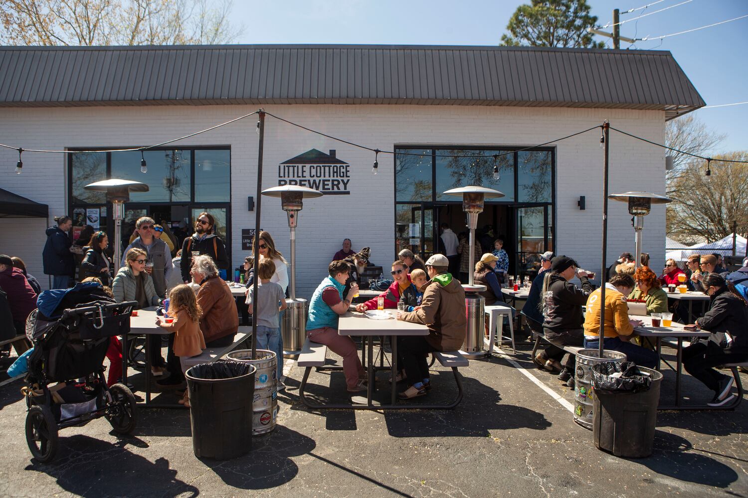 Festival goers enjoy Gerrman food and beer during the Goethe Fruhlingsfest on Saturday, March 18, 2023, in Avondale Estates. CHRISTINA MATACOTTA FOR THE ATLANTA JOURNAL-CONSTITUTION. 