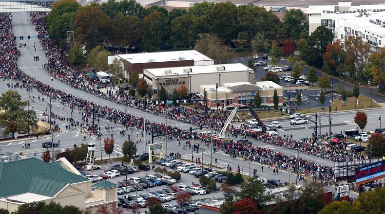 Fans await the World Series champion Atlanta Braves on Cobb Parkway on Friday, Nov. 5, 2021, amid the team's parade to Truist Park in Cobb County, Georgia. (Curtis Compton/Atlanta Journal-Constitution/TNS)