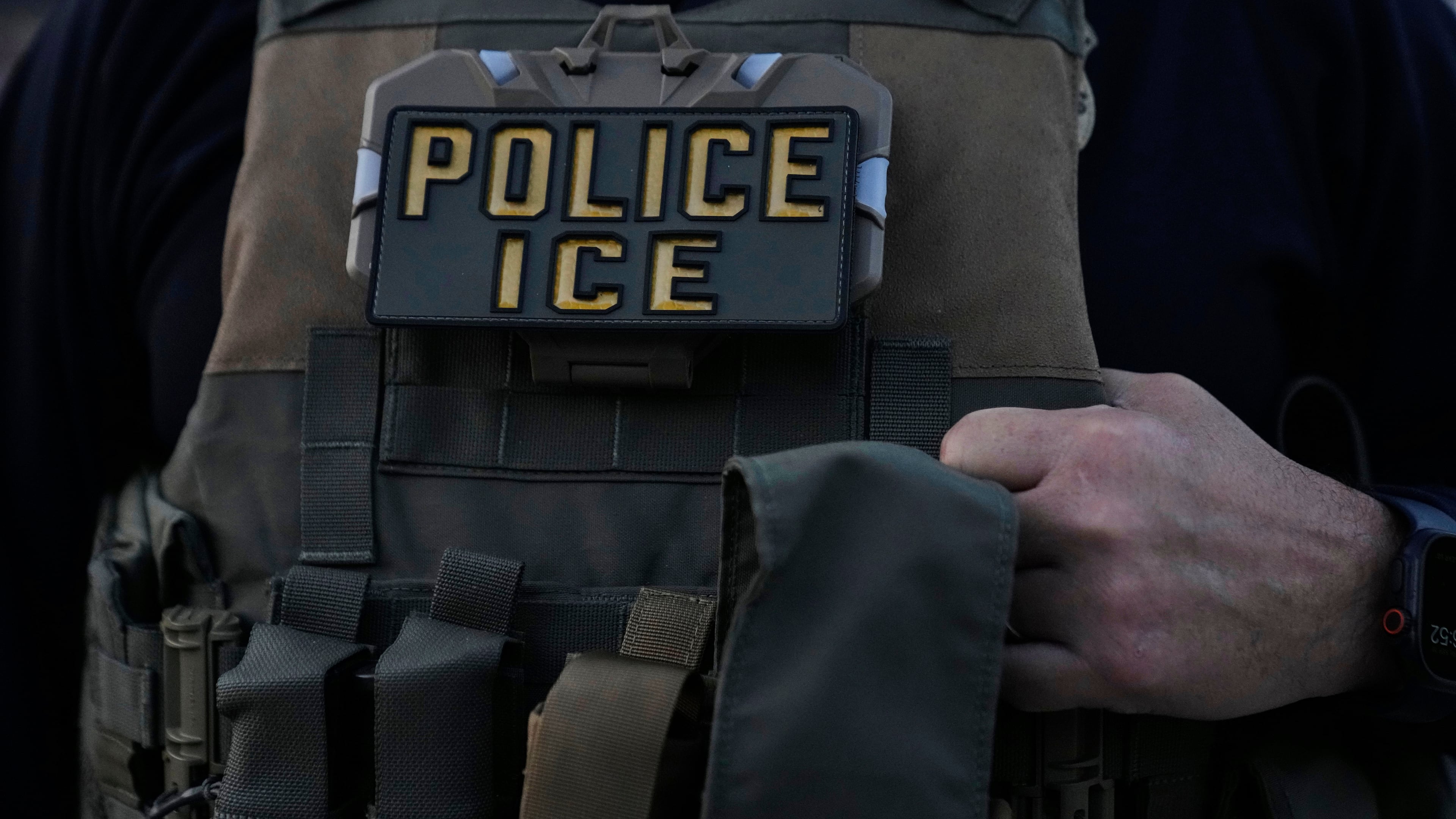 A U.S. Immigration and Customs Enforcement agent takes part in an early morning operation in Park Ridge, Ill., Friday, Sept. 19, 2025. (AP Photo/Erin Hooley)