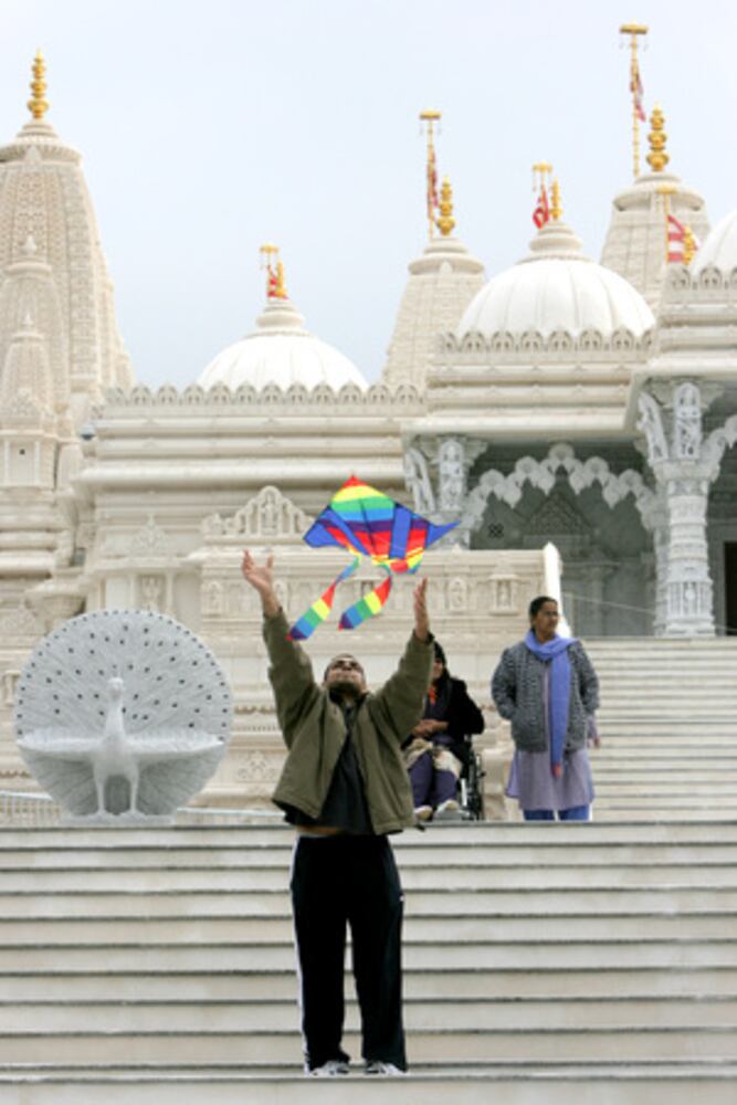 Lilburn temple holds its first kite festival