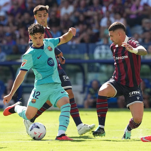 Barcelona's Xavi Espart, left, scores his side's first goal during the Spanish La Liga soccer match between Levante and Barcelona in Valencia, Sunday, Sept. 13, 2026. (AP Photo/Alberto Saiz)
