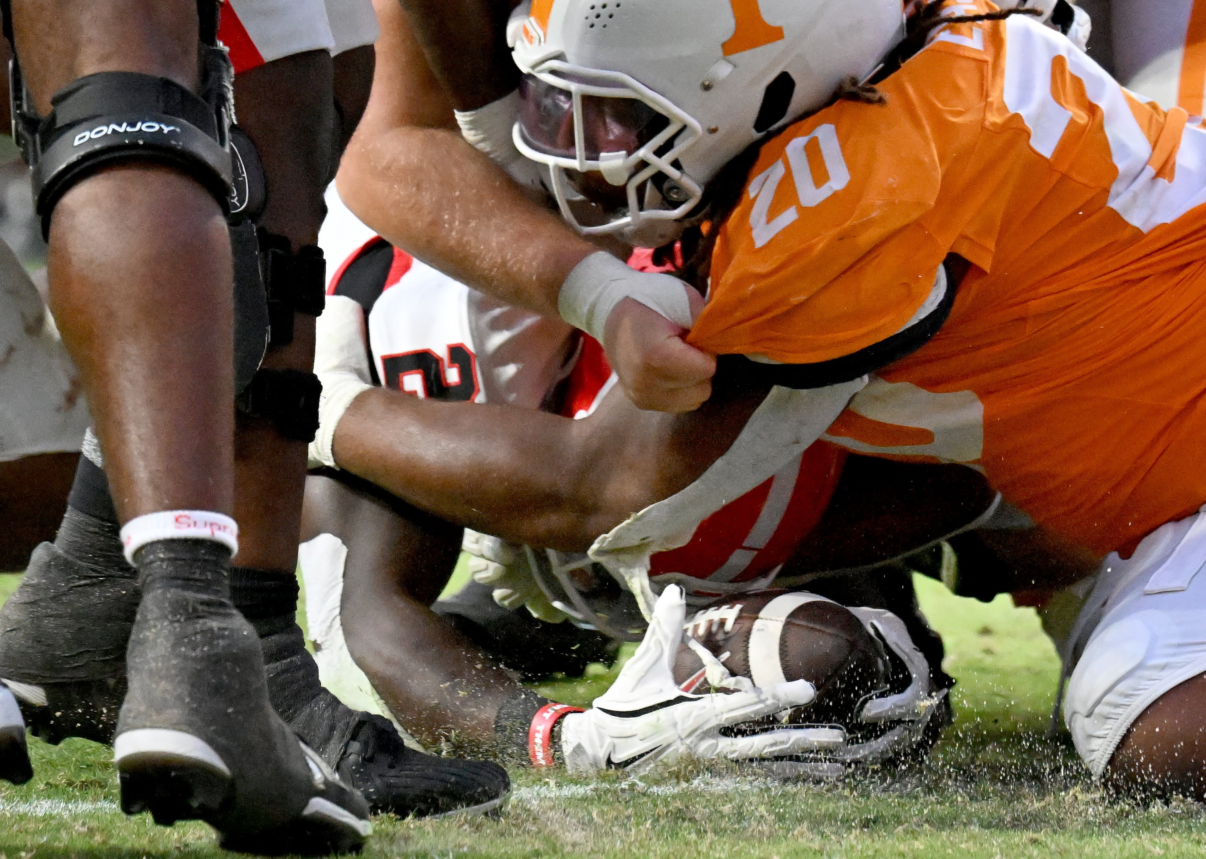 Georgia running back Josh McCray (bottom) falls into the end zone for the game-winning touchdown during overtime at Neyland Stadium on Saturday, Sept. 13, 2025, in Knoxville, Tenn. (Hyosub Shin/AJC)