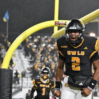 Kennesaw State quarterback Amari Odom set school single-game records for passing yards, total offense and passing touchdowns in a 41-34 Owls win over Missouri State. (Hyosub Shin/AJC)