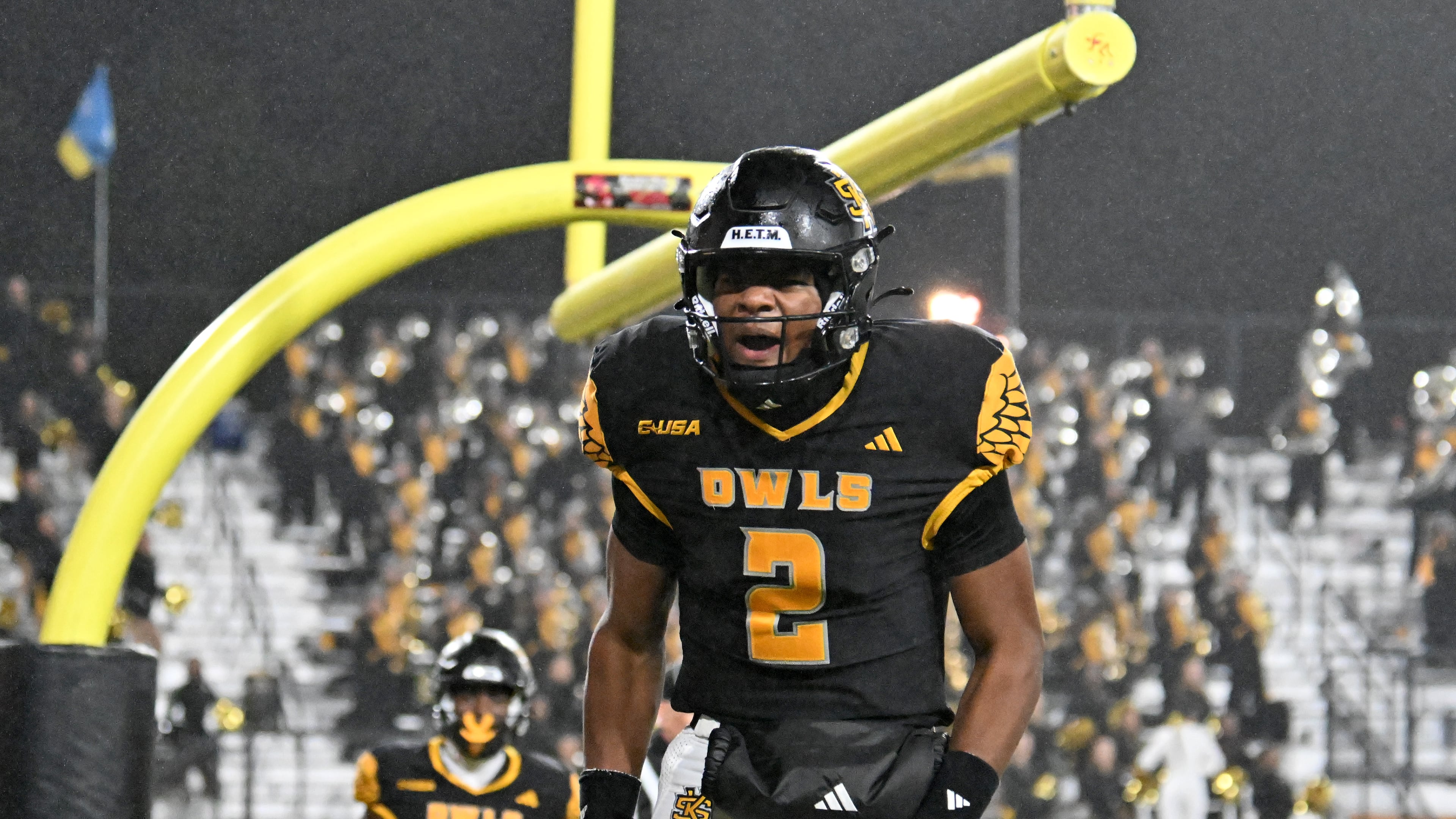 Kennesaw State quarterback Amari Odom set school single-game records for passing yards, total offense and passing touchdowns in a 41-34 Owls win over Missouri State. (Hyosub Shin/AJC)