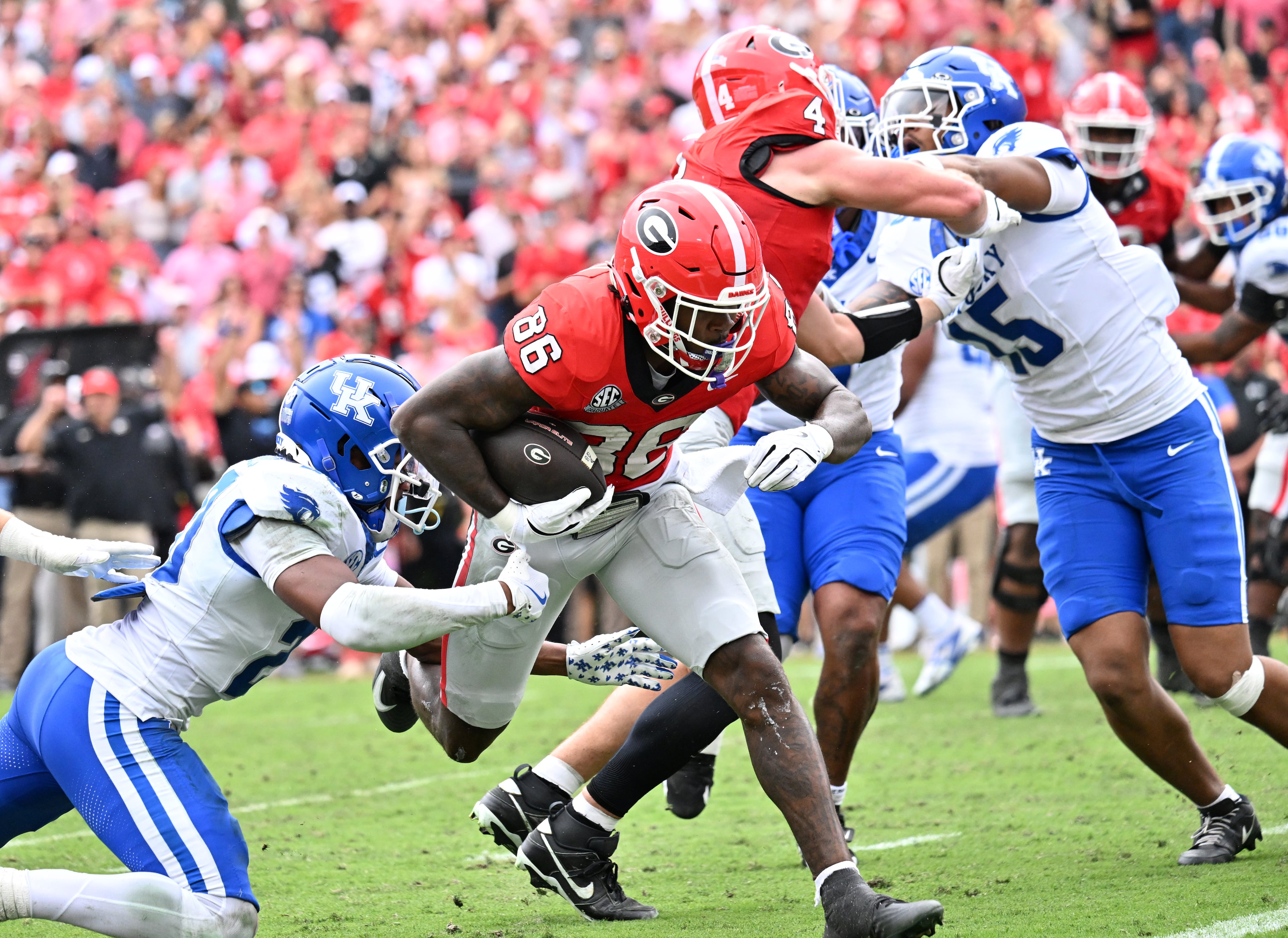 Georgia wide receiver Dillon Bell (86) rushes for a touchdown during the first half in a NCAA college football game at Sanford Stadium, Saturday, October 4, 2025, in Athens. (Hyosub Shin / AJC)