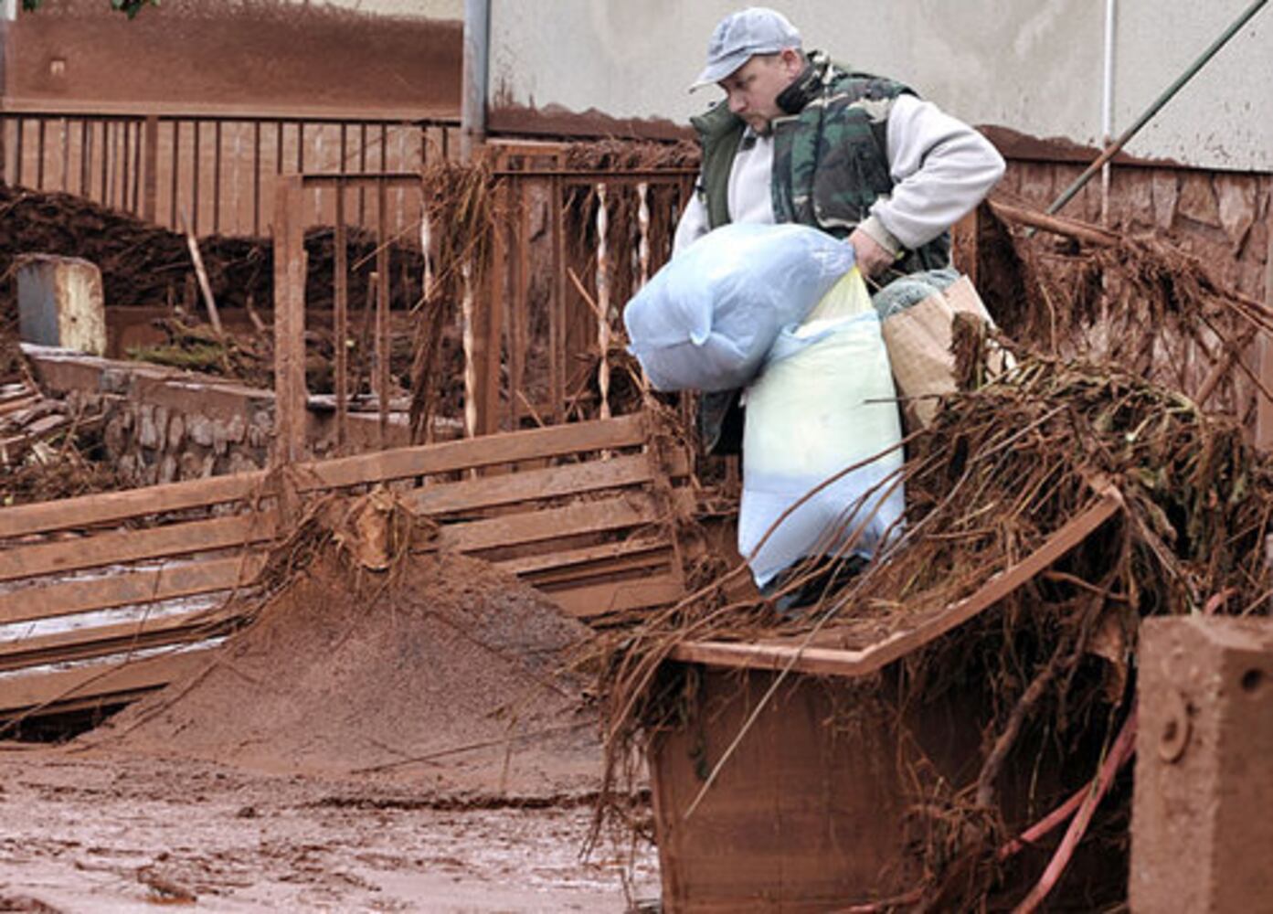 Flood of toxic sludge swamps Hungarian towns