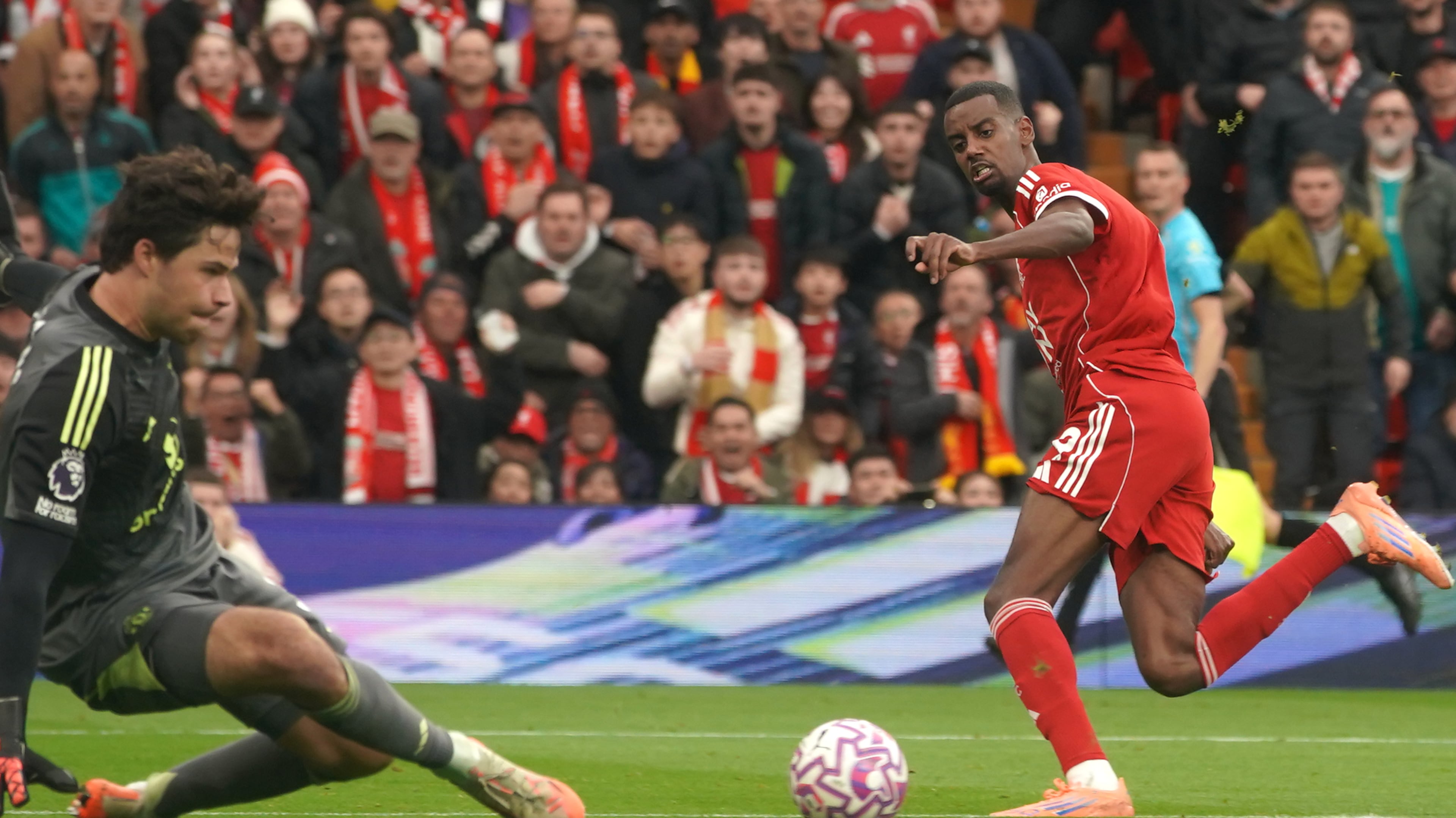 Liverpool's Alexander Isak, right, makes an attempt to score past Manchester United's goalkeeper Senne Lammens during the English Premier League soccer match between Liverpool and Manchester United in Liverpool, England, Sunday, Oct. 19, 2025. (AP Photo/Ian Hodgson)