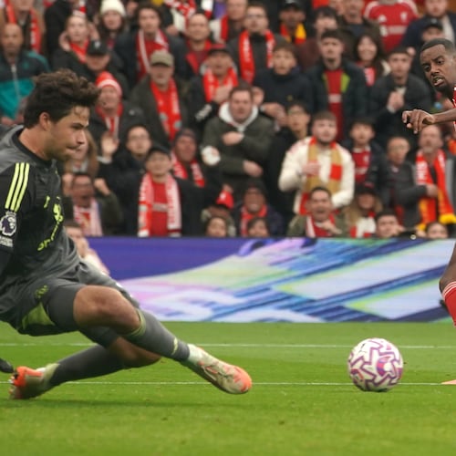 Liverpool's Alexander Isak, right, makes an attempt to score past Manchester United's goalkeeper Senne Lammens during the English Premier League soccer match between Liverpool and Manchester United in Liverpool, England, Sunday, Oct. 19, 2025. (AP Photo/Ian Hodgson)