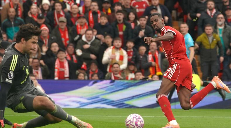Liverpool's Alexander Isak, right, makes an attempt to score past Manchester United's goalkeeper Senne Lammens during the English Premier League soccer match between Liverpool and Manchester United in Liverpool, England, Sunday, Oct. 19, 2025. (AP Photo/Ian Hodgson)