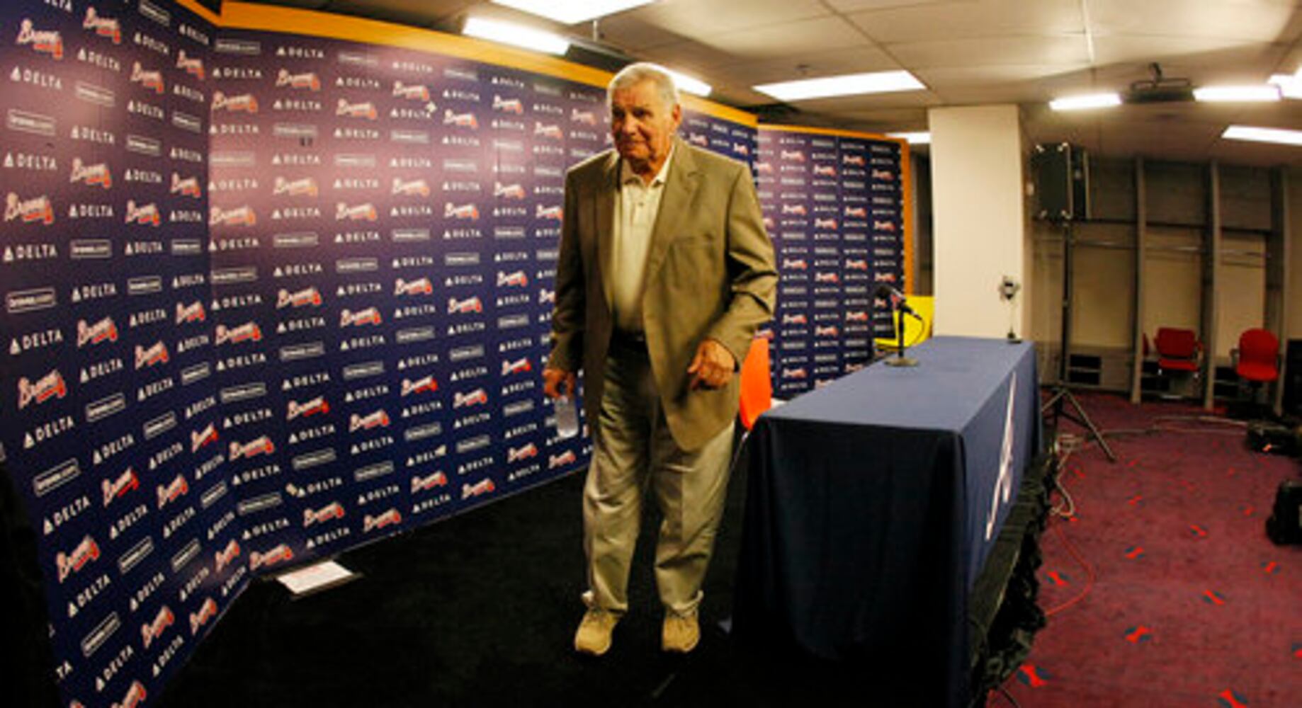 Gonzalez follows Cox as Braves manager