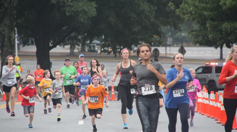 Police will close lanes Saturday morning, Oct. 16 in Sandy Springs and Dunwoody to accommodate over 2,000 runners participating in the 2021 Dyslexia Dash 5K run/walk.  (Photo by Karen Huppertz for the AJC)