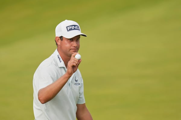 Harris English of the United States acknowledges the crowd on the 18th green during the final round of the British Open golf championship at the Royal Portrush Golf Club, Northern Ireland, Sunday, July 20, 2025. (AP Photo/Francisco Seco)