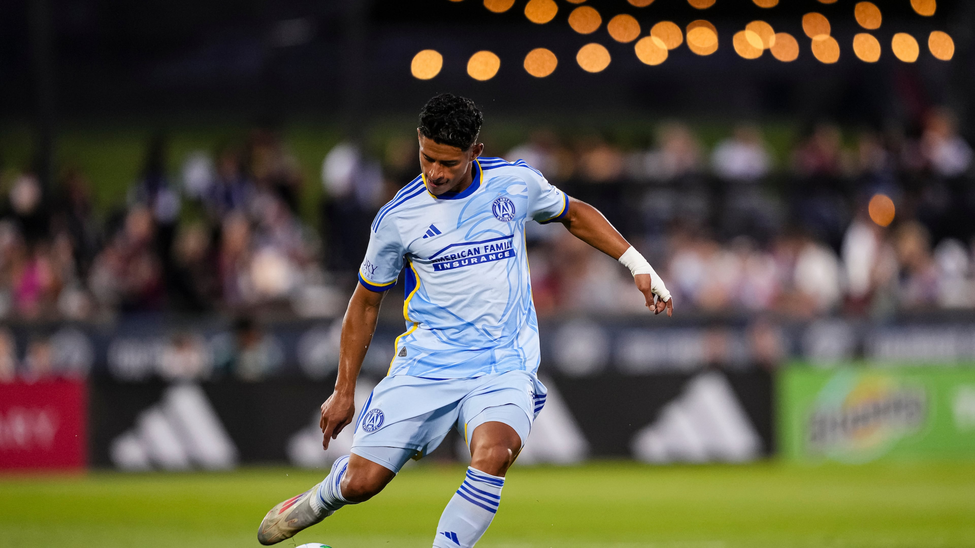 Atlanta United defender Ronald Hernandez passes the ball against Colorado on Saturday, Aug. 16, 2025, at Dick's Sporting Goods Park in Commerce City. (Mitch Martin/Atlanta United)