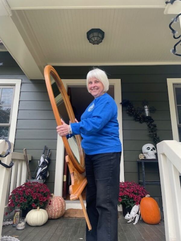 Gas South Difference Maker Melissa Kinard helps move furniture for a neighbor who requested help from St. Vincent de Paul Catholic charity in Lawrenceville. Kinard answers calls for assistance with compassion and lets neighbors know they're not forgotten. (Courtesy of Gas South)