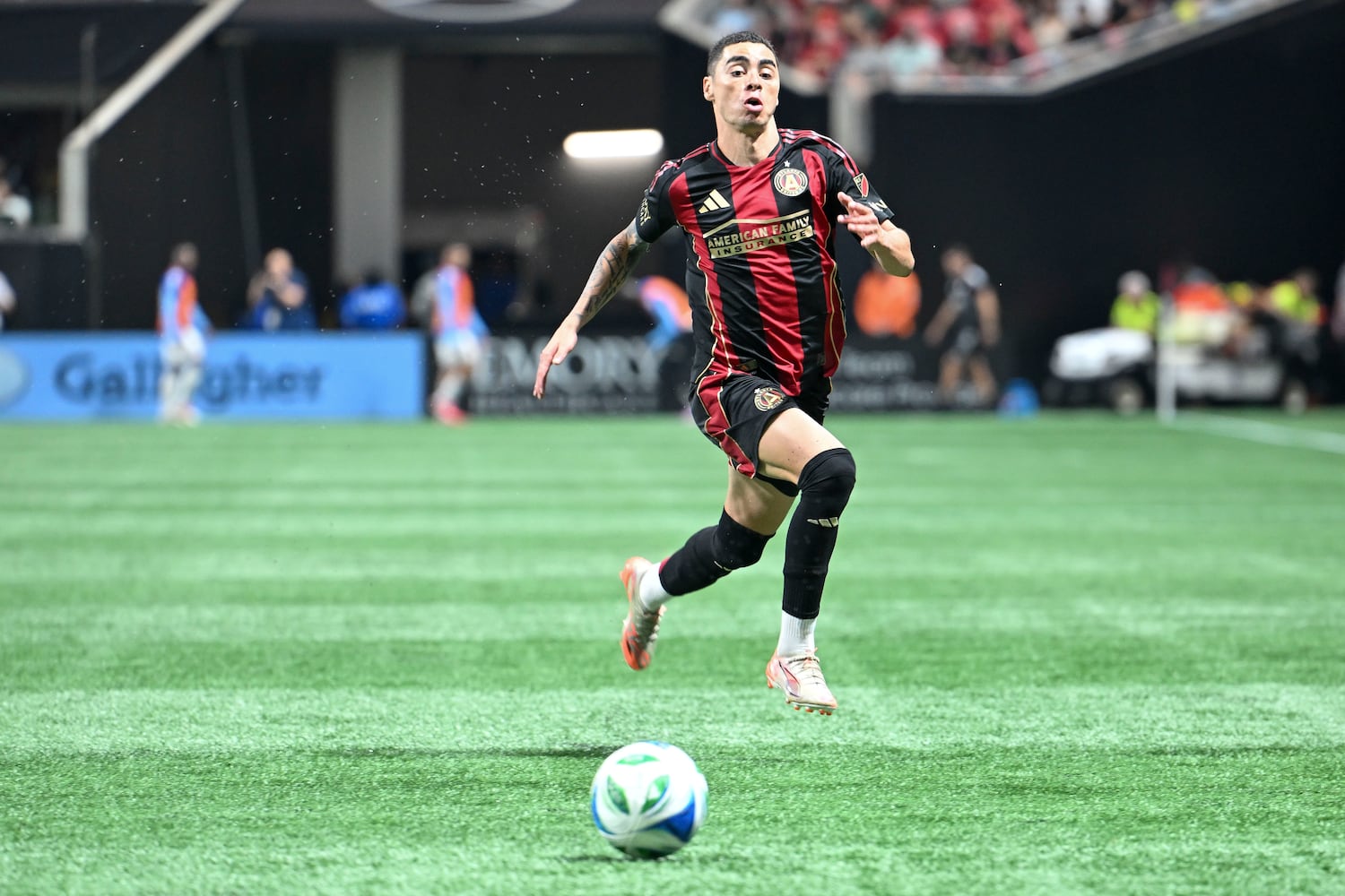 Atlanta United midfielder Miguel Almirón (10) dribble the ball toward FC Cincinnati goal during the second half of a MLS soccer game Sunday, May 25, 2025 at the Mercedes-Benz Stadium. (Daniel Varnado/For the Atlanta Journal-Constitution)