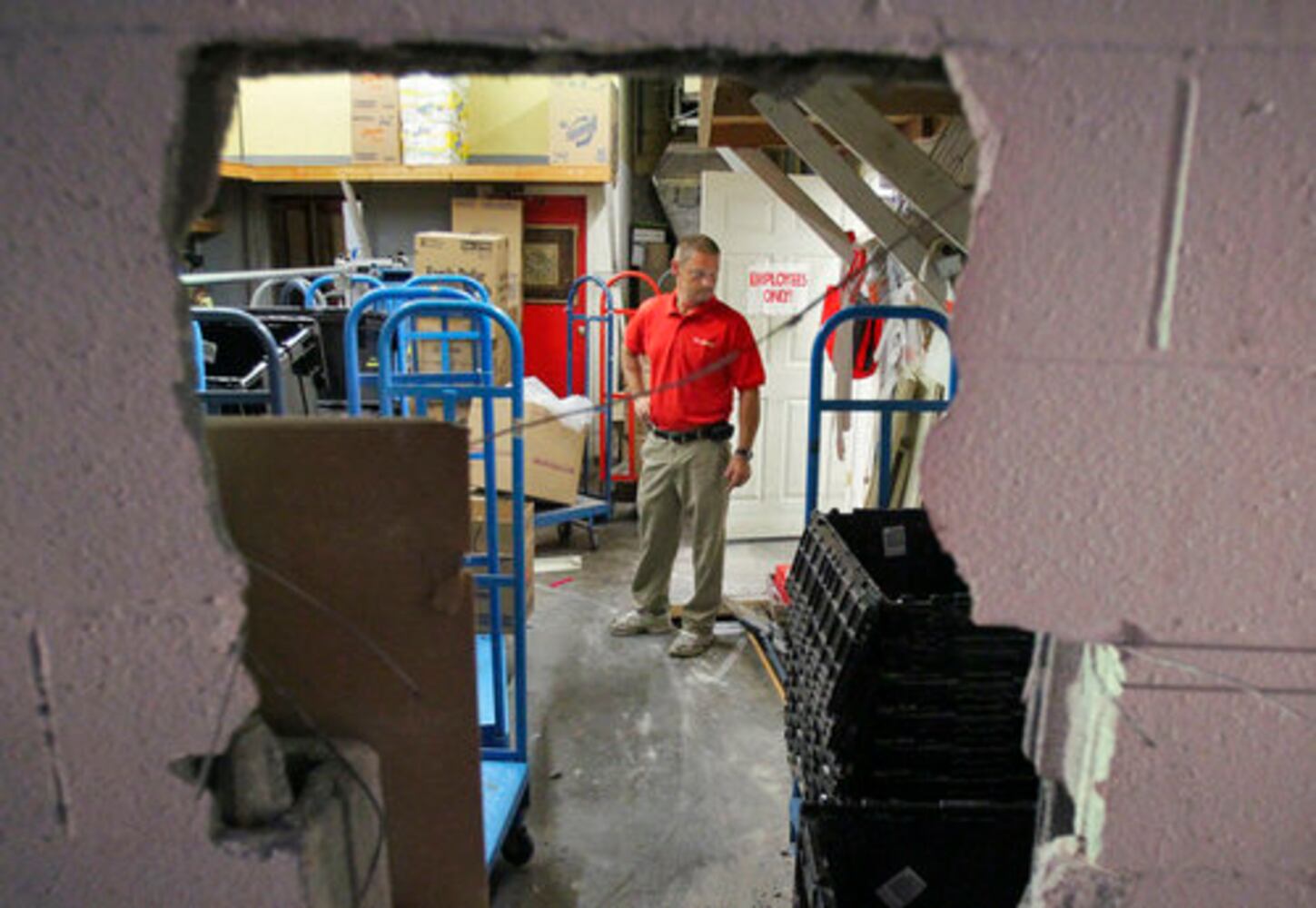 Thieves bust into Family Dollar store