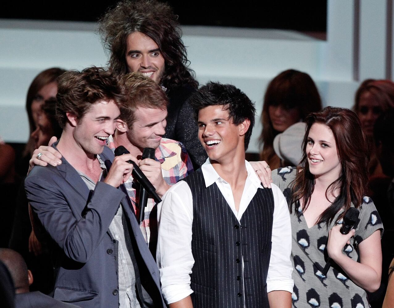 Russell Brand photobombs Robert Pattinson, Cam Gigandet, Taylor Lautner and Kirsten Stewart