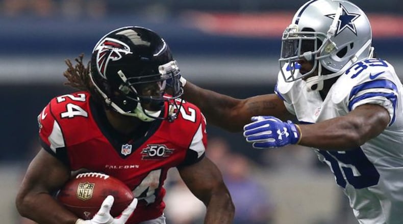 ARLINGTON, TX - SEPTEMBER 27: Devonta Freeman #24 of the Atlanta Falcons is pursued by Brandon Carr #39 of the Dallas Cowboys in the second quarter at AT&T Stadium on September 27, 2015 in Arlington, Texas. (Photo by Tom Pennington/Getty Images)