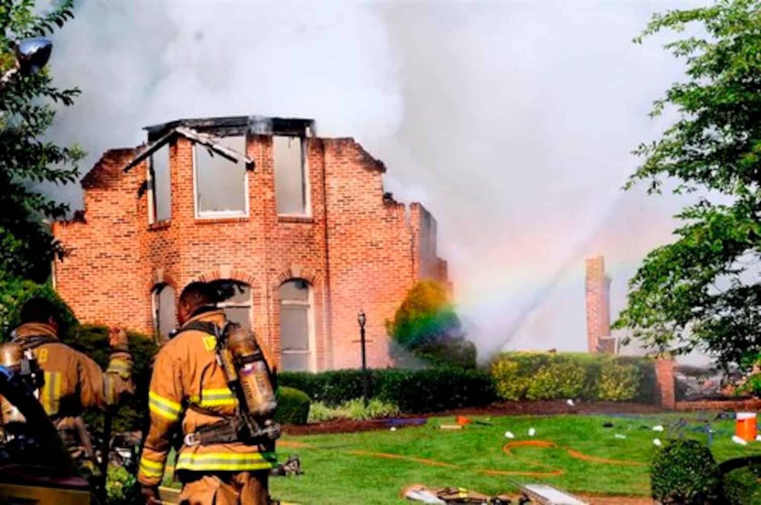 Fire burns Lithonia home