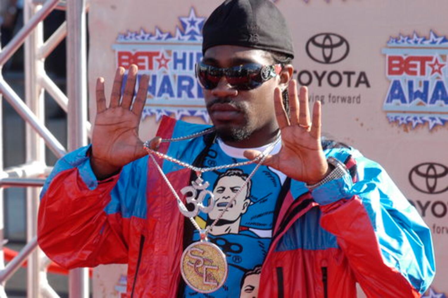 Stars shine on BET Awards red carpet