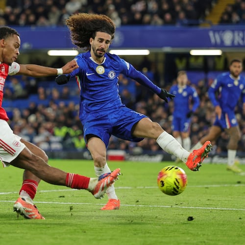 Arsenal's Jurrien Timber, left, kicks the ball ahead of Chelsea's Marc Cucurella during the English Premier League soccer match between Chelsea and Arsenal in London, England, Sunday, Nov. 30, 2025. (AP Photo/Ian Walton)