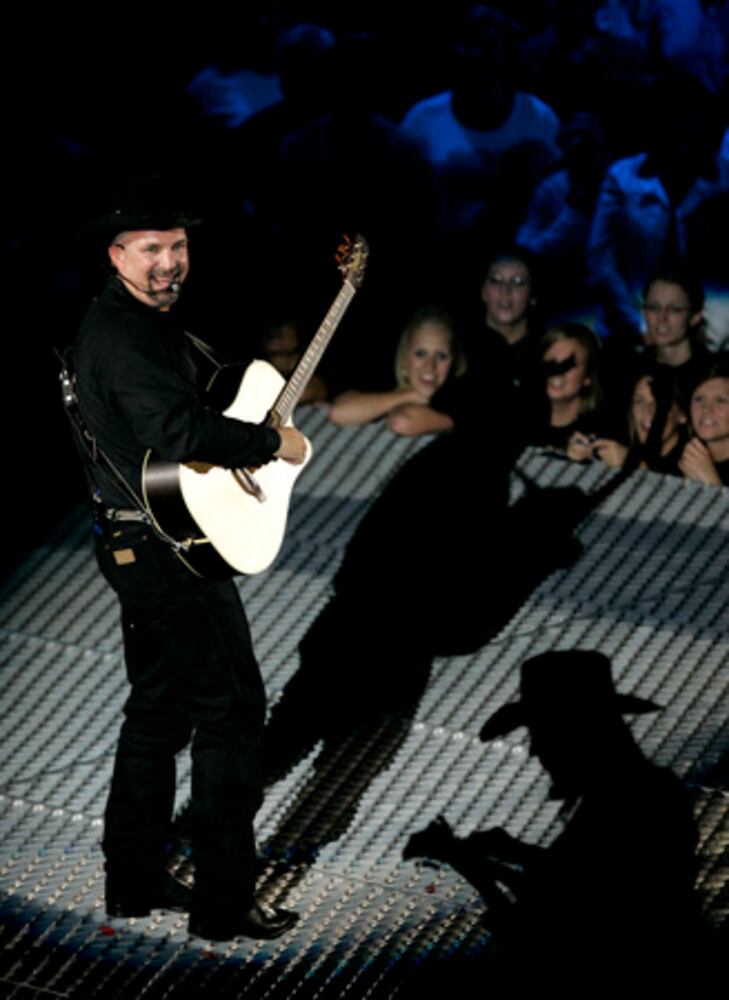 Garth Brooks rocks Kansas City, Mo.