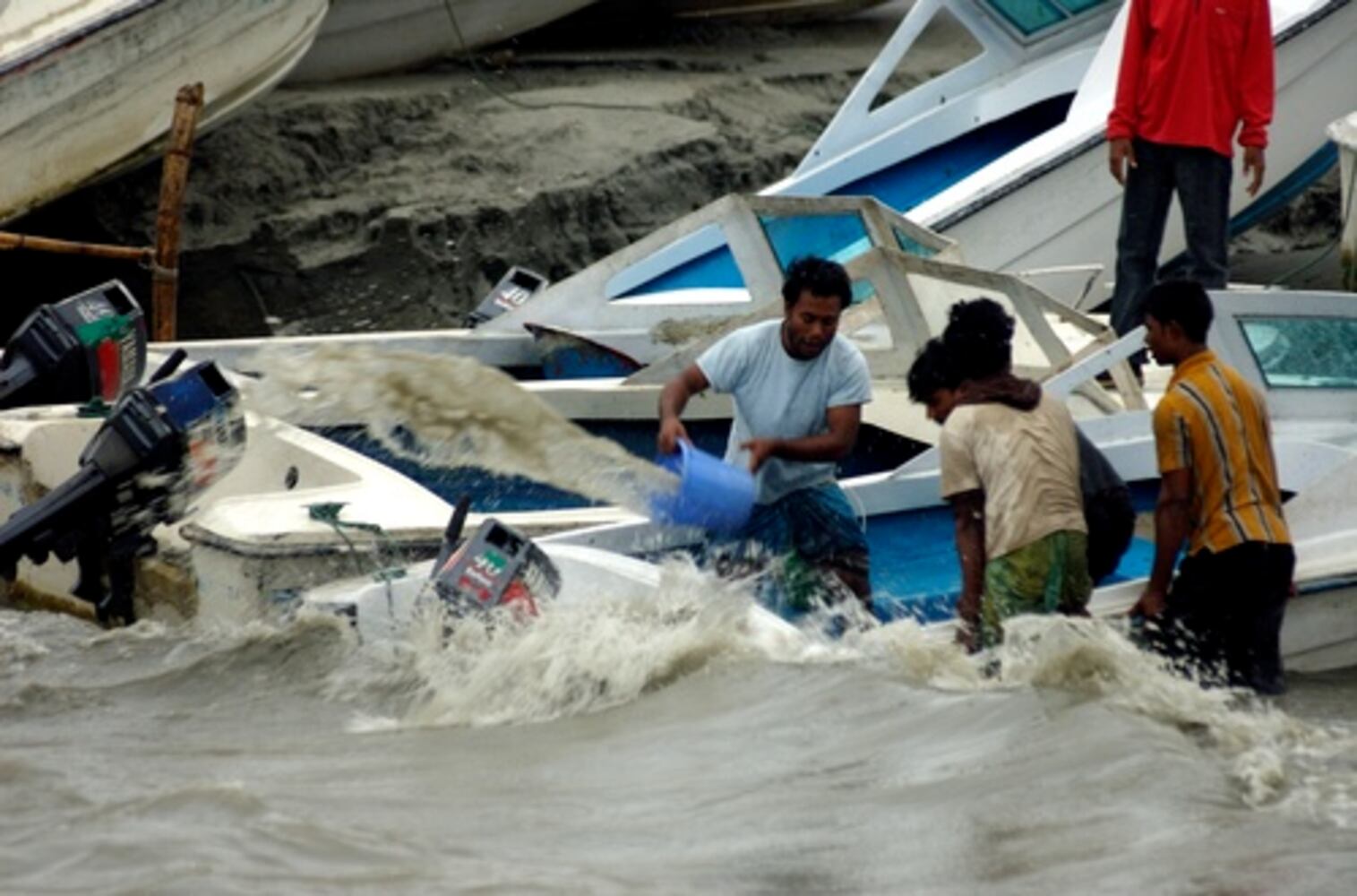 Cyclone rips through Bangladesh