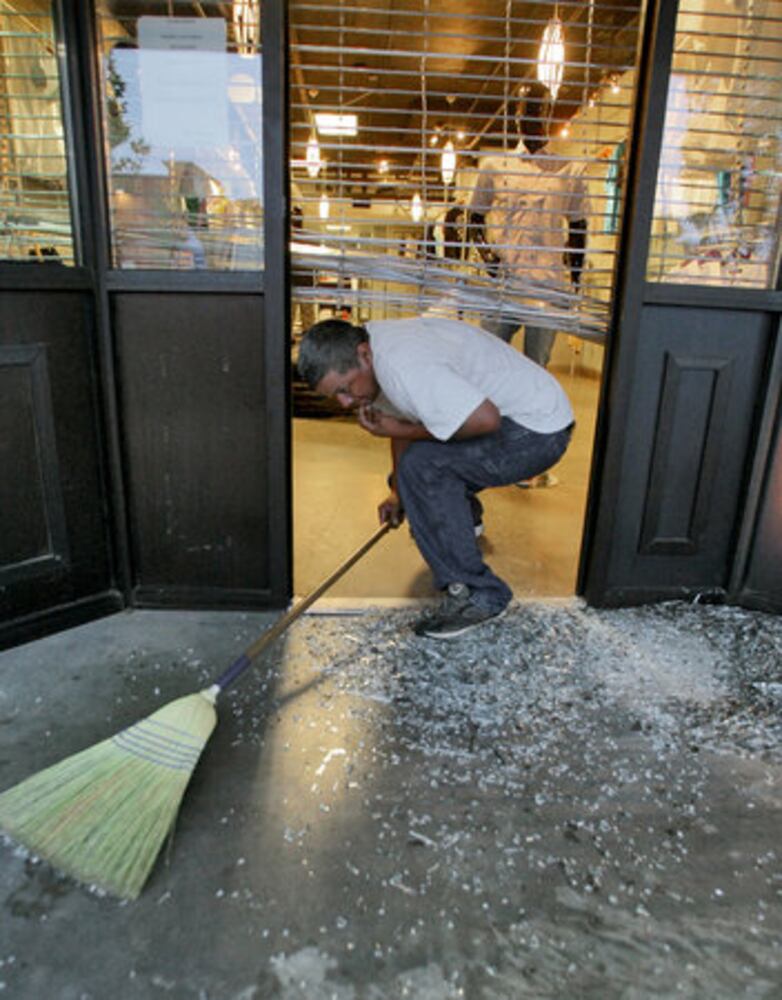 Burglars hit West End clothing store