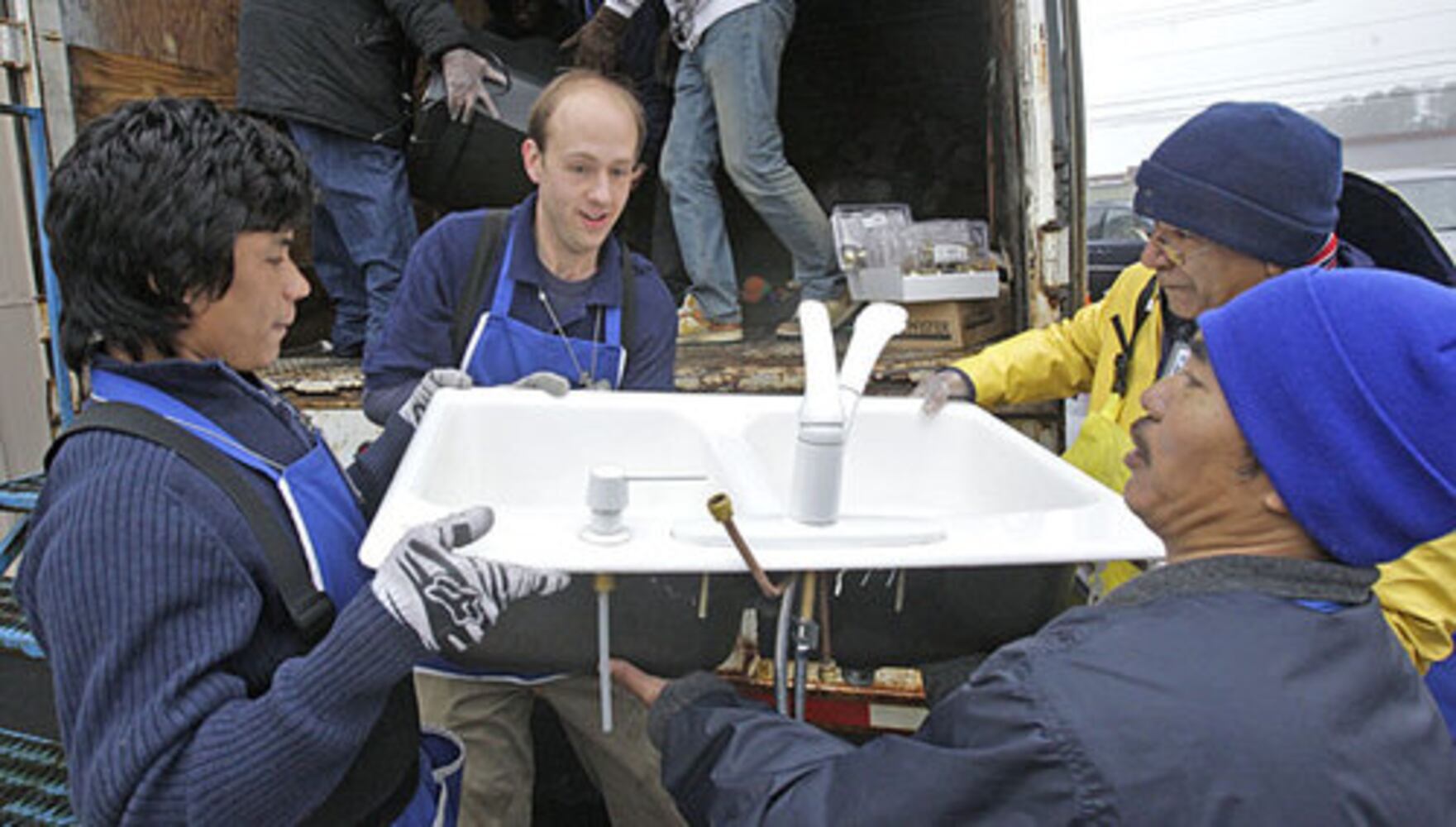 A rush for last-minute Goodwill donations