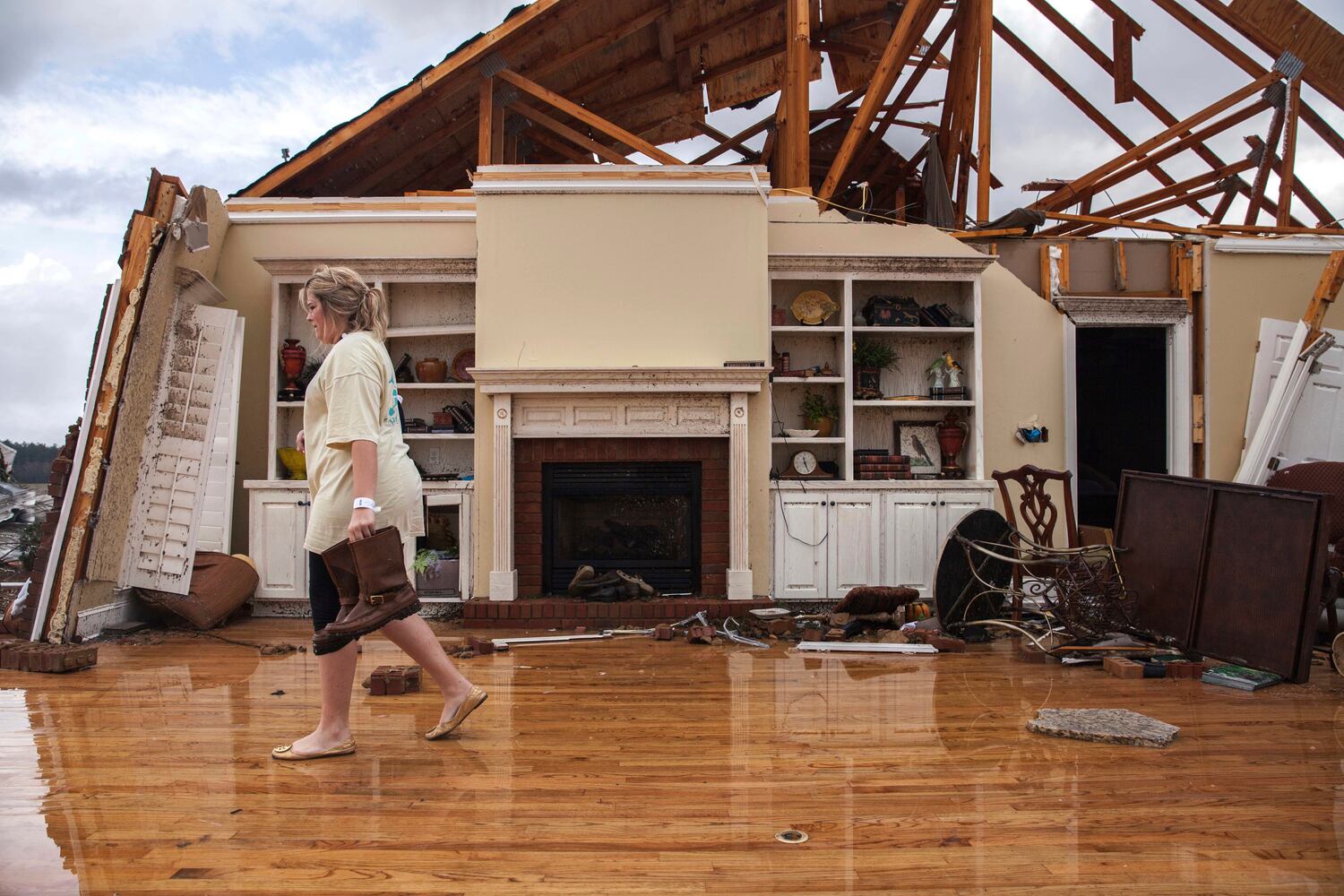 Strong storms  in Georgia cause deaths, devastation