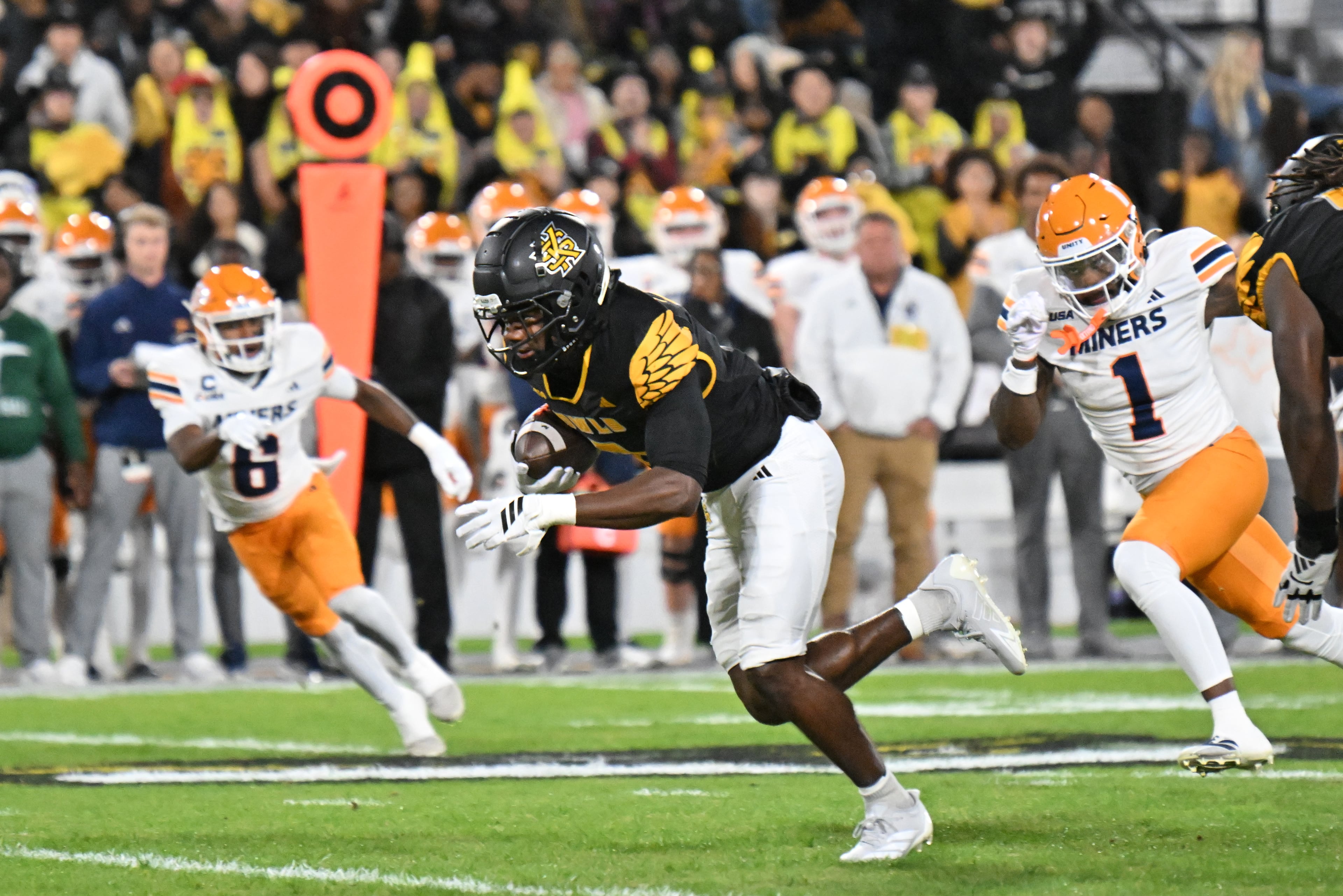 Kennesaw State cornerback Caleb Offord (2) runs for a touchdown after recovering a fumble during the first half in an NCAA college football game at Fifth Third Stadium, Tuesday, October 28, 2025 in Kennesaw. (Hyosub Shin / AJC)
