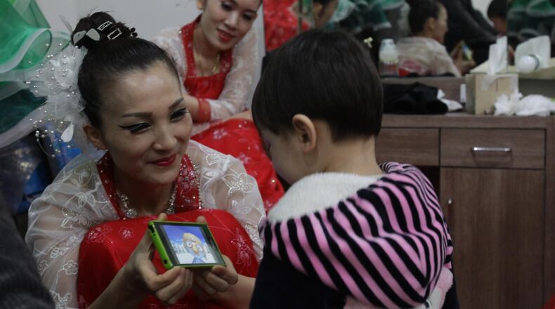 Research suggests that parents who avoid their cell phones while interacting with their children can help theiir learning skills.