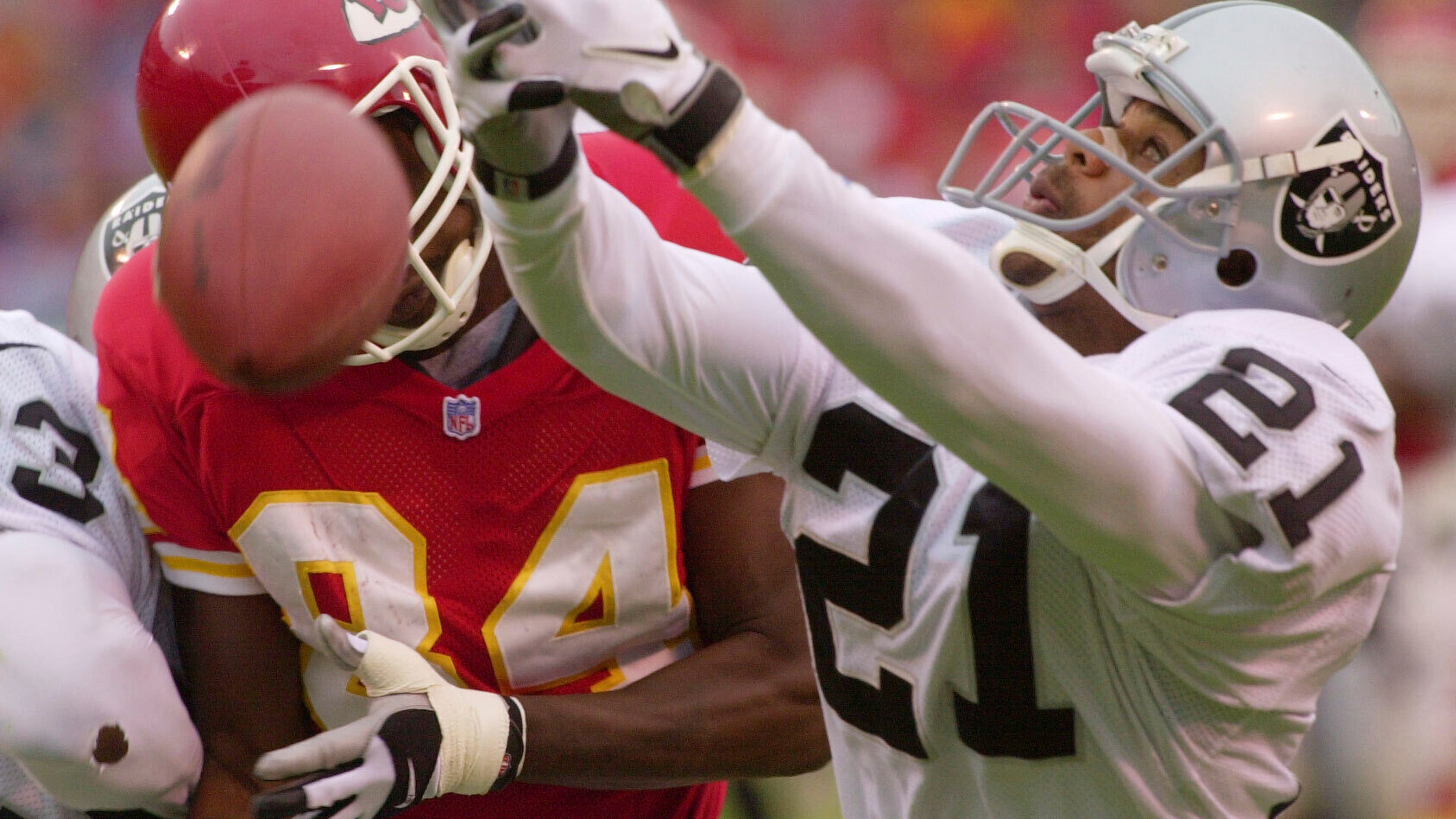 FILE - Oakland Raiders cornerback Eric Allen (21) almost intercepts a pass intended for Kansas City Chiefs' Sylvester Morris (84) in the second quarter in this Oct. 15, 2000 file photo, in Kansas City, Mo. (AP Photo/Orlin Wagner, File)