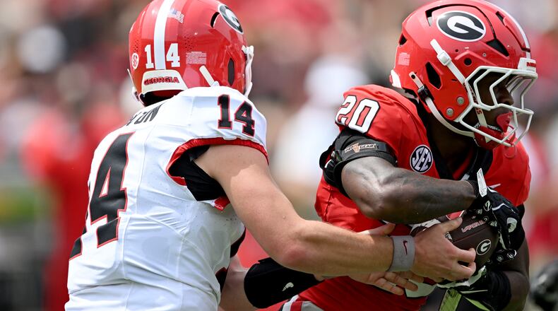 Georgia quarterback Gunner Stockton hands off to running back Dwight Phillips Jr. during the G-Day spring football game April 18, 2026. (Hyosub Shin/AJC)