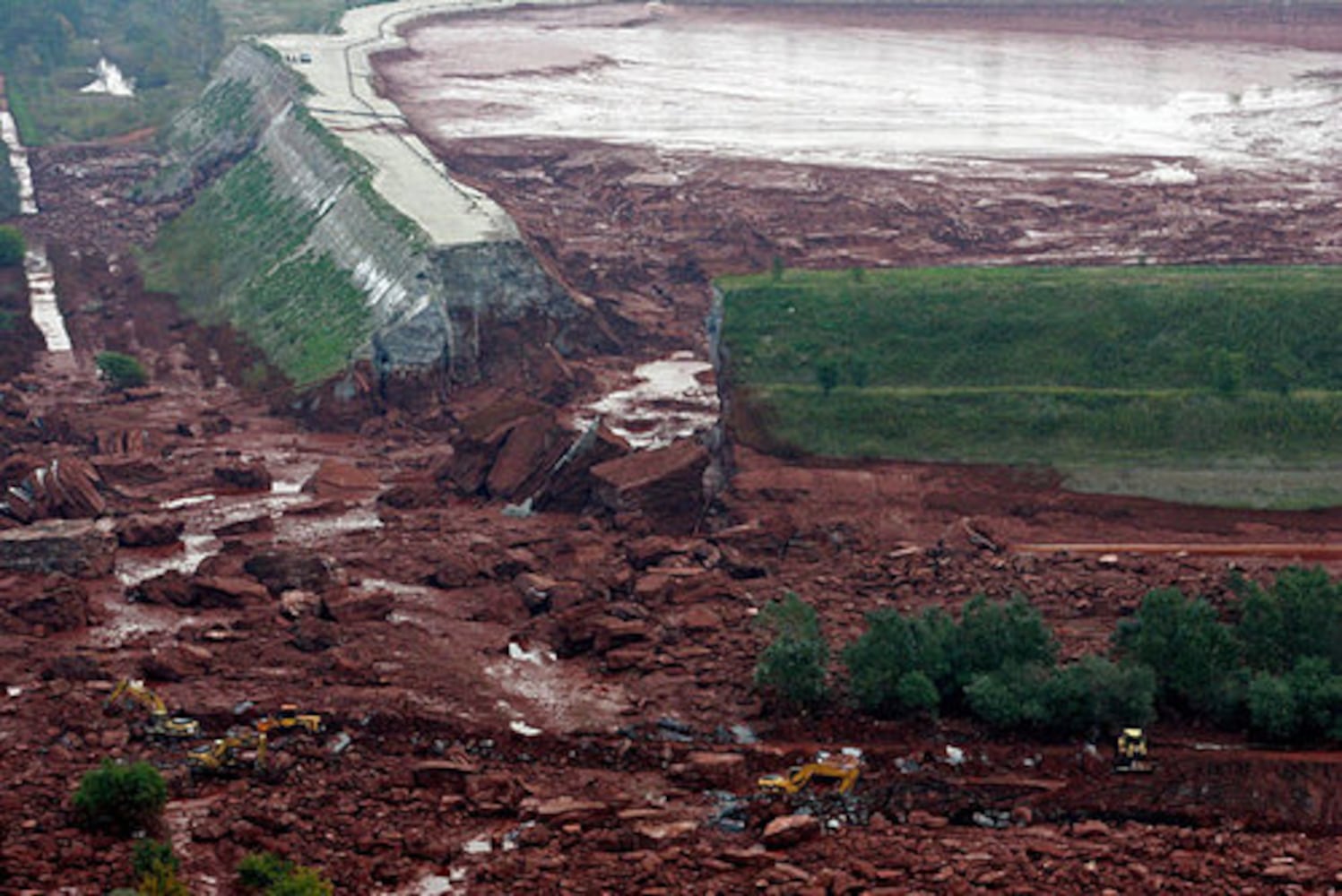Flood of toxic sludge swamps Hungarian towns