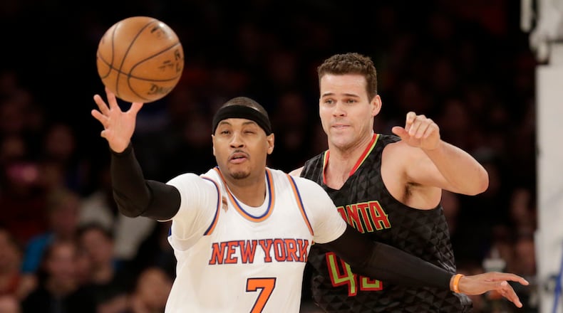 Atlanta Hawks’ Kris Humphries, right, defends New York Knicks’ Carmelo Anthony during the second half of the NBA basketball game, Monday, Jan. 16, 2017 in New York. The Hawks defeated the Knicks 108-107. (AP Photo/Seth Wenig)