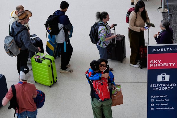 Travelers wait in line to check-in their luggage at San Francisco International Airport ahead of the Memorial Day holiday weekend in San Francisco, Thursday, May 22, 2025. (AP Photo/Godofredo A. Vásquez)
